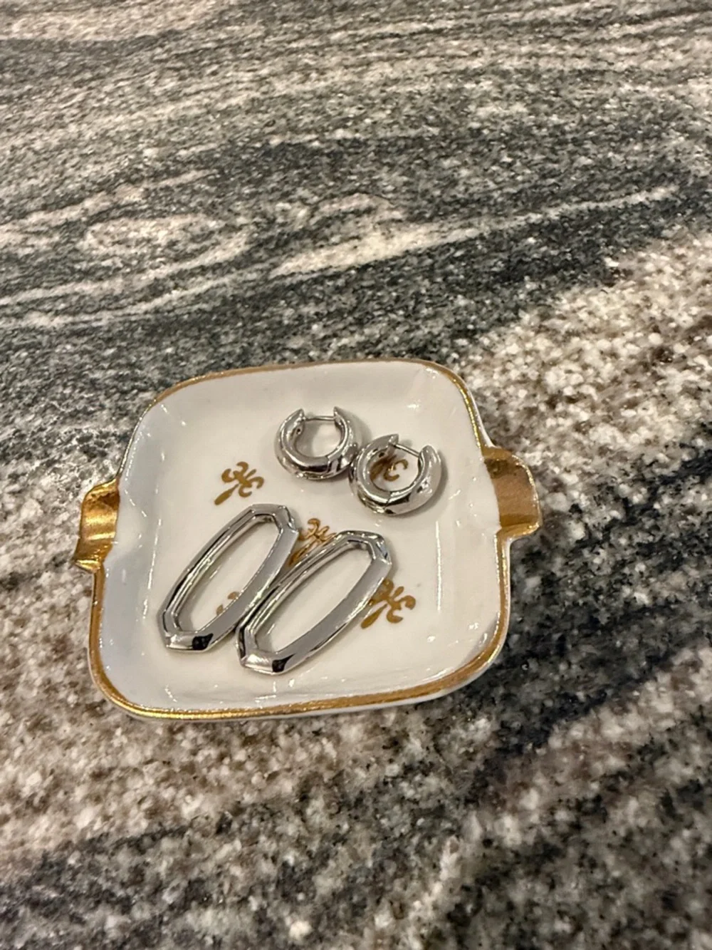 Kendra Scott sleek geometric